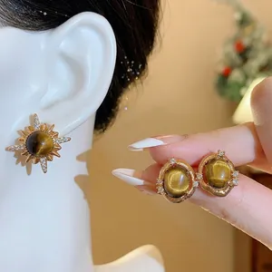 Eleganti orecchini a perno in occhio di tigre placcati oro 18k con zirconi lucidi