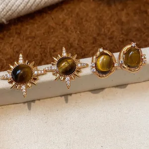 Orecchini a lobo in occhio di tigre placcati oro 18k con zirconi e sole