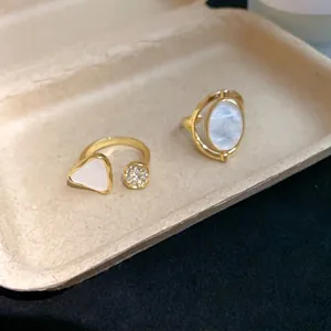 Vintage vergoldeter offener Ring mit Perlmutt-Dreieck und funkelndem Zirkon