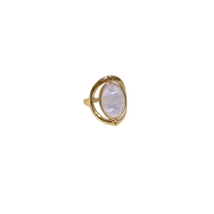 Vergoldeter offener Vintage-Ring mit einem schillernden ovalen Perlmutt-Inlay