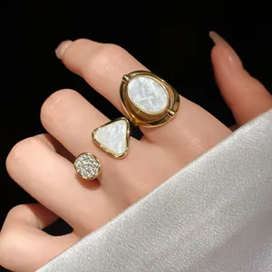 Nahaufnahme eines goldenen Vintage-Rings mit Muschel- und funkelnden Zirkonia-Details