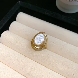 Nahaufnahme eines Vintage-Goldrings mit ovalem Perlmuttstein in einer Box