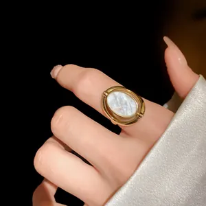 Nahaufnahme eines Vintage-Goldrings mit einer polierten ovalen Perlmutt-Einlage.