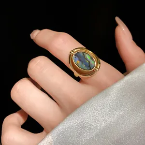 Detaillierte Ansicht eines goldenen Vintage-Rings mit einer ovalen Einlage aus Perlmutt