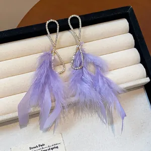 Eleganti orecchini a nappa con piume lavanda e design con strass scintillanti