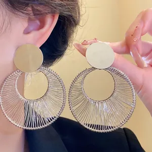 Elegante silberne hohle kreisförmige Hängeohrringe für Damen in modernem Design.