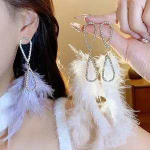 Eleganti orecchini di lusso con strass e nappe in piuma soffice per donna, stile raffinato