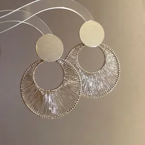 Elegante hohle runde Pendelohrringe mit Silbernadel in hochwertigem minimalistischem Design