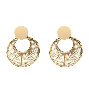 Elegante goldene, drahtumwickelte runde Hängerohrringe mit minimalistischem Hohlraumdesign