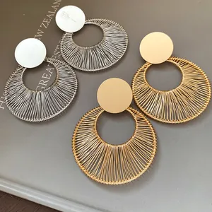 Detailansicht der drahtgewickelten runden Hohlohrringe in Gold und Silber