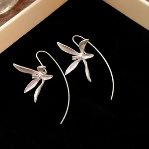 Vista dettagliata di orecchini a iris in argento con eleganti ganci lunghi a filo.