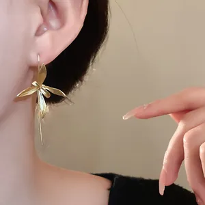 Primo piano dettagliato di orecchini vintage a forma di iris in oro opaco