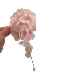 Pince à cheveux fleur en tissu rose faite main avec une élégante pampille en perle