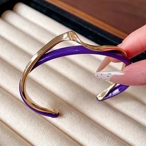 Elegante brazalete abierto de doble capa ondulada bañada en oro y acrílico