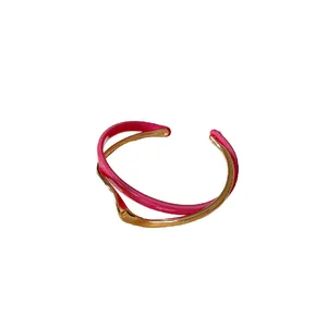 Brazalete abierto de doble capa ondulado bañado en oro y acrílico rosa