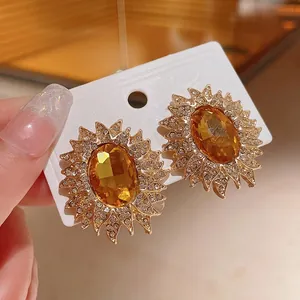 Orecchini a lobo a girasole dorati con pietra ambra e strass brillanti, ago S925.