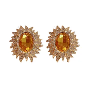 Eleganti orecchini a lobo girasole dorati con cristallo ambrato e strass scintillanti.