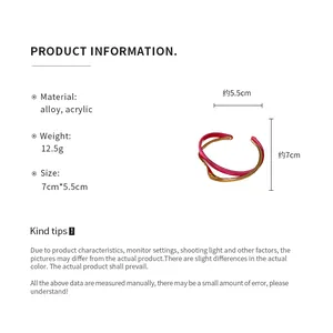 Especificaciones detalladas de la pulsera dorada de acrílico con diseño ondulado