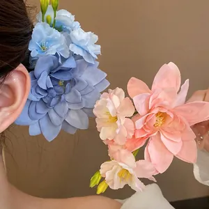 Romantische Haarspangen aus Stoff mit Dahlienblüten in Rosa und Blau für den Strandurlaub