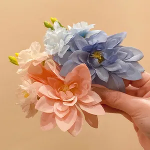 Handgefertigte Stoffblumen-Haarspangen in Rosa und Blau für elegantes Strand-Styling