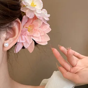 Große Stoffblumen-Haarspange in romantischem Rosa und Weiß für den Strandurlaub