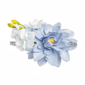 Eleganter blauer und weißer Stoffblumen-Haarclip, ideal für Strandurlaube am Meer.