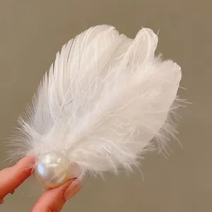 Elegant white feather hair clip with large pearl detail for a sophisticated look