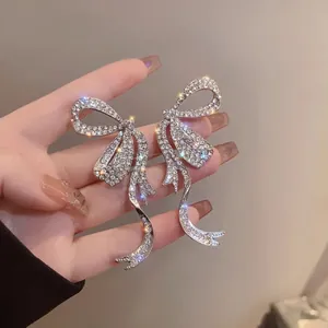 Pendientes de lazo grandes con diamantes de imitación y borlas plateadas para mujer