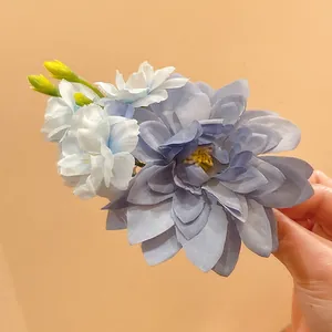 Nahaufnahme der geschichteten blauen und lila Stoffblumen an der Haarspange im Mori-Stil