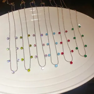 Collier élégant avec pendentifs géométriques en zircon et pierres colorées sur chaîne à billes
