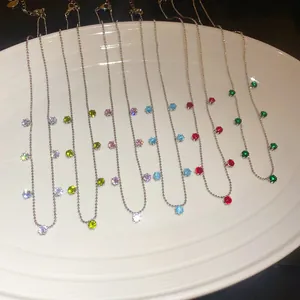 Vue détaillée de plusieurs colliers pendentifs en zircon de différentes couleurs