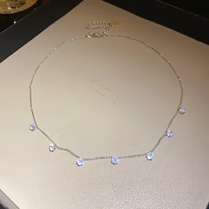 Collier élégant de couleur argentée avec sept breloques en zircone étincelantes sur chaîne