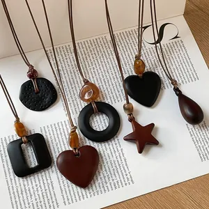 Colliers rétro de style Maillard avec pendentifs cœur et étoile sur magazine