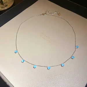 Vue détaillée d'un collier en argent avec sept pendentifs ronds en zircon bleu clair.