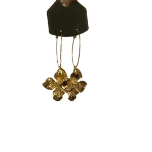 Elegante übergroße goldene Metall-Blumen-Creolen für formelle Bankette und Abendmode