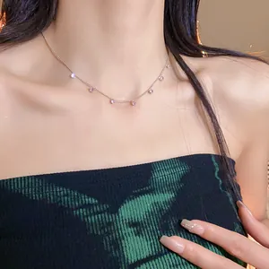 Gros plan d'un collier élégant de style coréen avec des pendentifs en zircon rose.