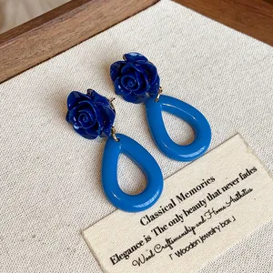 Boucles d'oreilles rose bleue vintage avec design élégant en forme de larme en acrylique