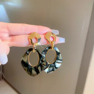 Vintage geometric hollow leopard print earrings with tortoiseshell resin and gold finish