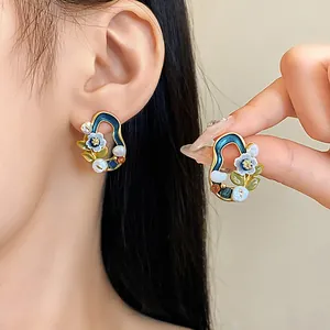 Nahaufnahme von Vintage-Ohrringen mit geometrischen Blumen und Süßwasserperlen