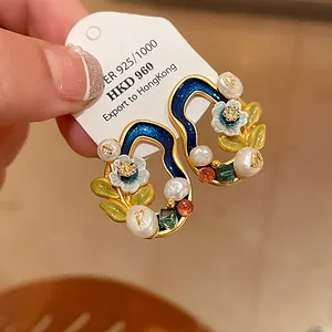 Detailansicht antiker blauer Emaille-Ohrringe mit Perlen und zarten Blumenmotiven