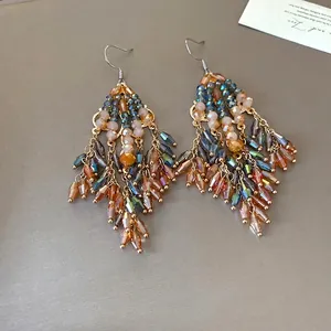 Orecchini pendenti vintage stile etnico con nappe in perle di vetro colorate e finiture