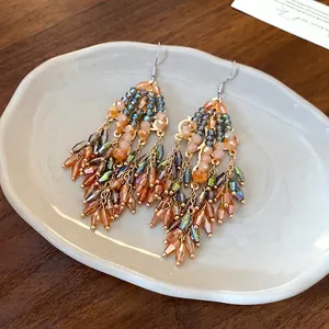Orecchini a gancio stile etnico vintage con nappe di perline di vetro multicolore