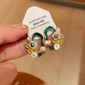 Nahaufnahme von Vintage-Ohrringen mit geometrischen Blumen und Süßwasserperlen.