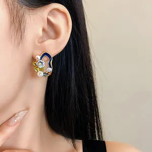 Nahaufnahme von Vintage-Ohrsteckern mit geometrischen Blumen und Süßwasserperlen