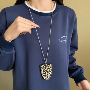 Retro-Halskette mit Leopardenmuster aus Kunstleder, magnetischer Brillenetui-Anhänger