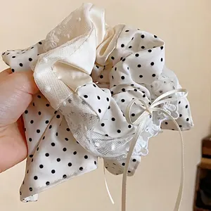 Elegante elastico per capelli color crema a pois con pizzo e un delicato fiocco bianco