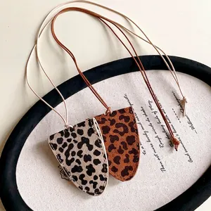 Vintage Halskette aus Kunstleder mit Leopardenmuster und Brillenetui Anhänger Schmuck