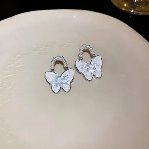 Elegante Schmetterling Ohrringe mit Kristallen und Perlen für einen luxuriösen Look