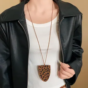 Modell trägt die magnetische Halskette mit Leopardenmuster als Brillenhalter
