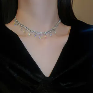 Détail d'un collier ras du cou en strass étincelants avec breloques goutte d'eau